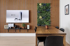 Luksus-lejlighed | Stue | 70-tommers smart-tv med digitale kanaler, Netflix, Hulu