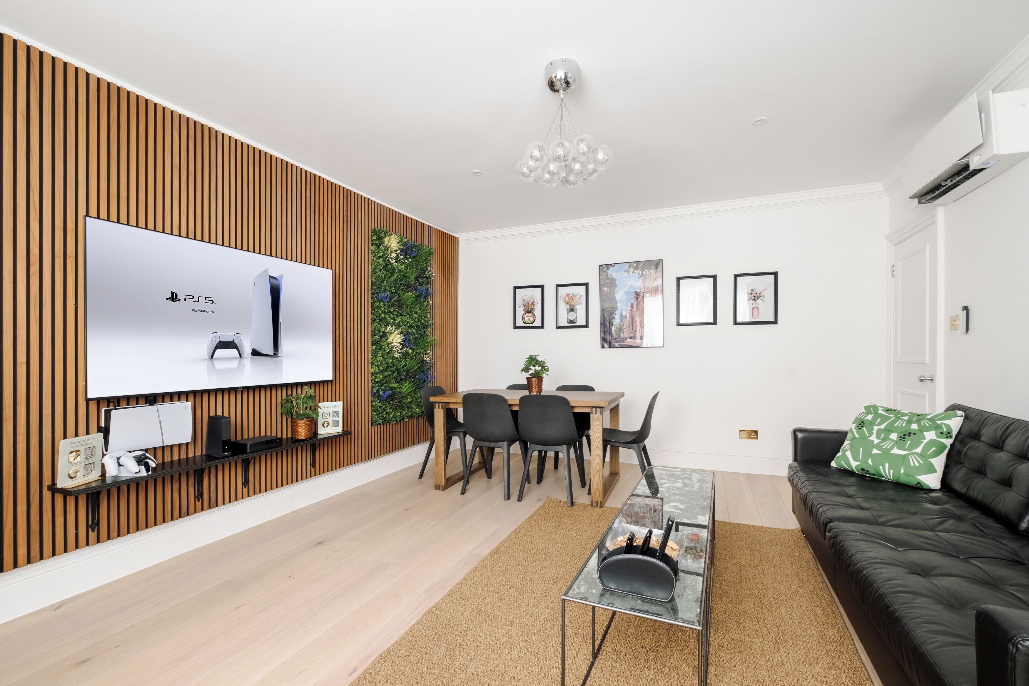 Luxury-Apartment | Wohnzimmer | 70-Zoll-Smart-TV mit Digitalempfang, Netflix, Hulu