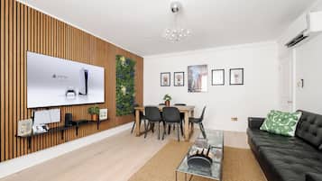 Luxury-Apartment | Wohnzimmer | 70-Zoll-Smart-TV mit Digitalempfang, Netflix, Hulu
