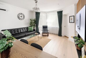 Apartemen Mewah | Ruang keluarga | Smart TV 70-inci dengan saluran TV digital, Netflix, dan Hulu