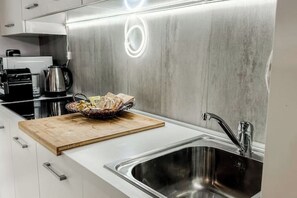 Fridge, oven, stovetop, coffee/tea maker