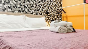 1 Schlafzimmer, Schreibtisch, Bügeleisen/Bügelbrett, Reisekinderbett