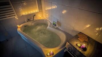 Ducha, bañera de hidromasaje, secador de pelo, bidet