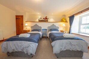 3 bedrooms, iron/ironing board, travel cot, WiFi - Hendre | Traditional Farmhouse Holiday Cottage (Rhoslan)