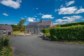 Exterior - Hendre | Traditional Farmhouse Holiday Cottage (Rhoslan)