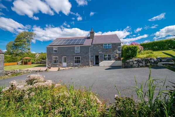 Exterior - Hendre | Traditional Farmhouse Holiday Cottage (Rhoslan)