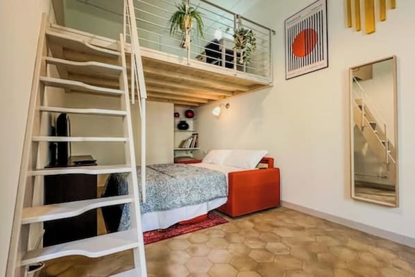 2 habitaciones, escritorio y tabla de planchar con plancha