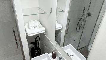 Doccia, asciugacapelli, bidet, asciugamani