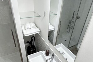 Een douche, een haardroger, een bidet, handdoeken