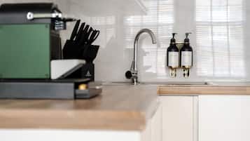 Superior-studio | Yksityinen keittiö | Minijääkaappi, mikroaaltouuni, uuni, liesi