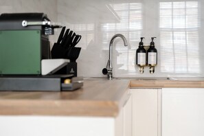 Studio Supérieur | Cuisine privée | Mini réfrigérateur, micro-ondes, four, plaque de cuisson