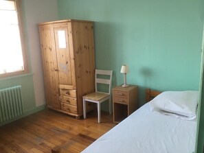 2 bedrooms, iron/ironing board, WiFi