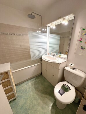 Bathroom - Seaside apartment with pool (Saint-Cyprien)