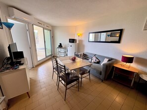 Living area - Seaside apartment with pool (Saint-Cyprien)