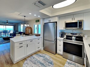 Kjøleskap, mikrobølgeovn, ovn og kokeplater