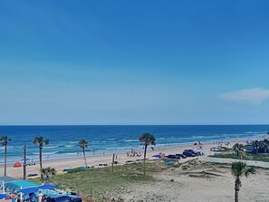 På stranden
