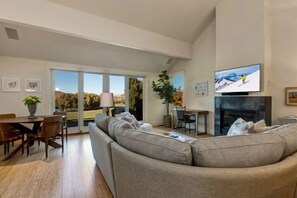 Smart TV, fireplace, stereo - Cozy Luxury Park City Lodging – Three Kings 2Bedroom - Walkable to Lifts (Park City)