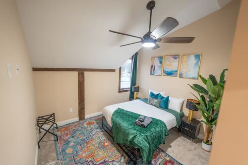 The ModLux Loft  - King Bed - Free Parking