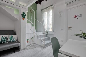 컴포트 스튜디오, 시내 전망 | 거실 공간 | 평면 TV