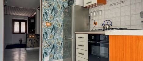 Kühlschrank, Mikrowelle, Herdplatte, Wasserkocher mit Kaffee-/Teezubehör