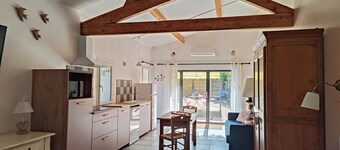 Large studio with exterior in the countryside, near Fontaine de Vaucluse, Gordes