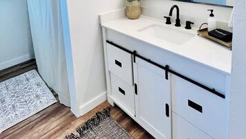 Sèche-cheveux, serviettes fournies, savon, papier toilette