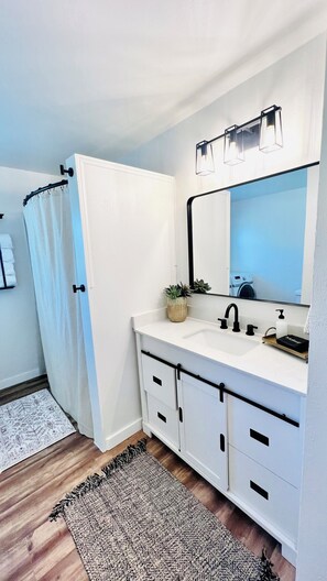 Secadora de cabello, toallas, jabón, papel de baño 