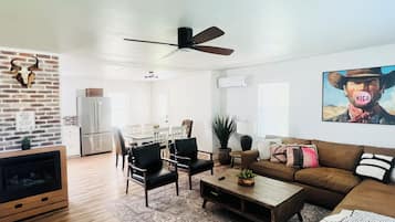 Una Smart TV, una chimenea