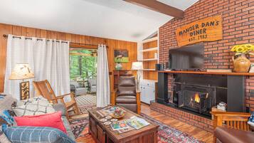 Smart-tv och eldstad