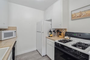 Appart'hôtel, 2 chambres | Cuisine privée | Réfrigérateur, cafetière/bouilloire, grille-pain