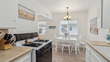 Appart'hôtel, 2 chambres | Cuisine privée | Réfrigérateur, cafetière/bouilloire, grille-pain