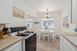 Apartment, 2 Schlafzimmer | Eigene Küche | Kühlschrank, Wasserkocher mit Kaffee-/Teezubehör, Toaster