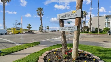 Condo, 2 Bedrooms | Property grounds