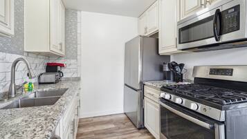 Kondominium, 2 kamar tidur | Dapur pribadi | Lemari es, mesin pembuat kopi/teh, dan pemanggang roti