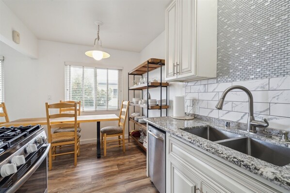 Leilighet, 2 soverom | Eget kjøkken | Kjøleskap, kaffetrakter/tekoker og brødrister