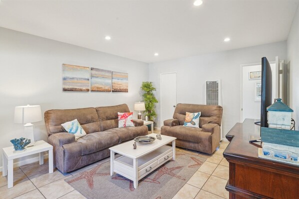 Condo, 2 Bedrooms | Living area
