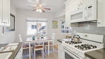 Kondominium, 2 kamar tidur | Dapur pribadi | Lemari es, mesin pembuat kopi/teh, dan pemanggang roti