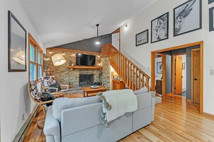 Casa, 3 habitaciones | Zona de estar | Una Smart TV, servicios de streaming