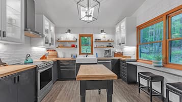 Maison, 3 chambres | Cuisine privée | Réfrigérateur, un four, cafetière-théière, grille-pain