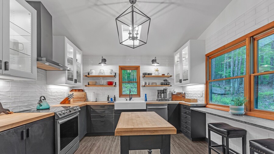 Modern Mountain Retreat Near Dolly Sods & Skiing 3 Bedroom Home