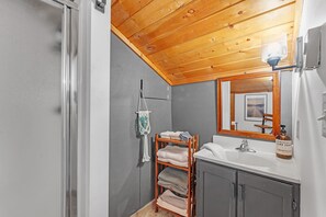 House, 3 Bedrooms | Bathroom | Towels, shampoo