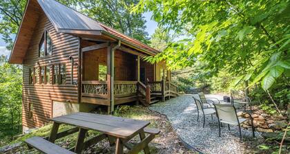 Enjoy sunsets from this quaint mountain cabin, 3 minutes from historic downtown.