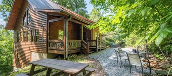Enjoy sunsets from this quaint mountain cabin, 3 minutes from historic downtown.