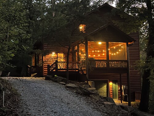 Enjoy sunsets from this quaint mountain cabin, 3 minutes from historic downtown.