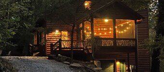 Enjoy sunsets from this quaint mountain cabin, 3 minutes from historic downtown.