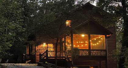Enjoy sunsets from this quaint mountain cabin, 3 minutes from historic downtown.