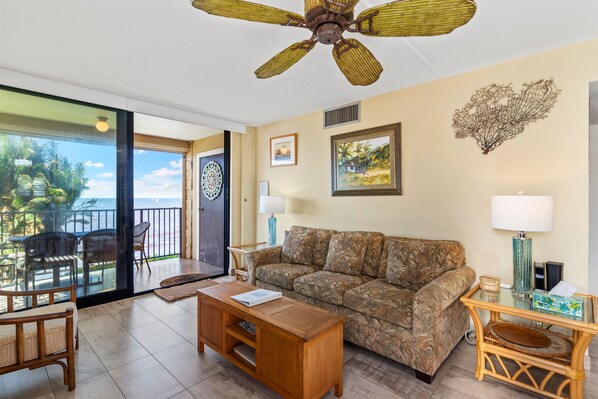 Condo, 2 Bedrooms | Living area