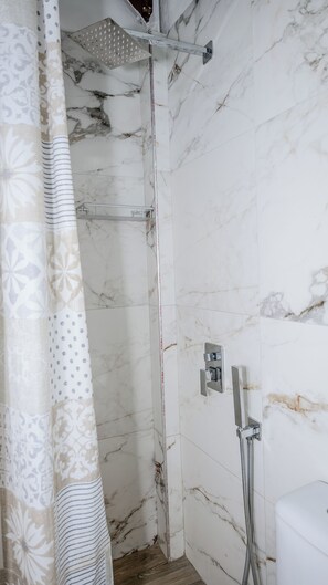 Quadruple Room | Bathroom | Shower, hair dryer, towels - Dolanit Hotels Vila e Drurit (Durrës)