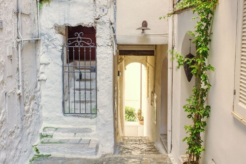 [Among the alleys of Sperlonga] History, Sea and Relaxation