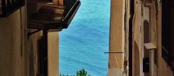 [Among the alleys of Sperlonga] History, Sea and Relaxation